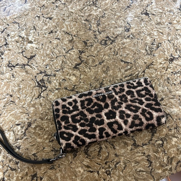 Michael Kors wristlet - Picture 1 of 4